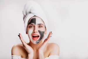 joyful girl with face mask surprise green eyed woman posing white wall after washing her hair 197531 13982